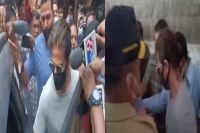 Shah rukh khan meets his son aryan khan at arthur road jail