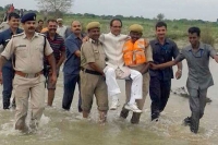 Madhya pradesh cm went to survey the flooded areas and twitter lost its cool