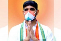 Telangana congress issues show cause notice to kaushik reddy