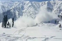 Kashmir avalanches kill 10 jawans heavy snowfall hits valley hard