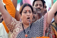 Smriti irani suprised by the crowd reply in madhya pradesh