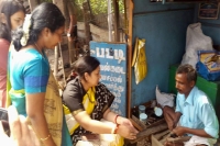 Smriti irani pays rs 100 to cobbler for getting slippers repaired