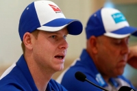 Australia captain steve smith gives thumbs up to sledging india during test series