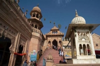 Pious thieves offer prayer to god before looting temple