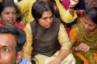 Trupti desai will be hit with slippers if she enters haji ali dargah