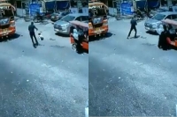 Watch child fell on road from e rickshaw what this quick thinking cop did