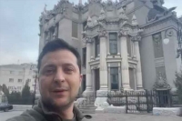 I am here won t lay down any weapons ukraine president in video