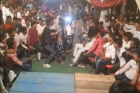 Samajwadi party mla jagatram paswan showers money on dancers