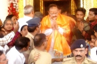 Venkaiah faces peoples ire at vijayawada