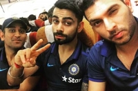 Kohli sandwiched between ms dhoni and yuvraj singh in the flight