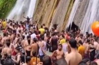 Viral video hundreds of maskless tourists throng kempty falls in mussoorie
