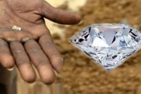 Woman farmer finds rare diamond in farm turns lakhier over night