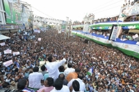 Ys jagan draws huge crowds in kakinada