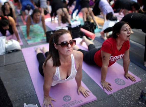 Over 8000 people salute sun with yoga in new york s times square