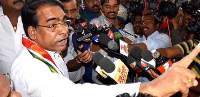 Minister jd seelam faces ire of samaikyandhra protestors