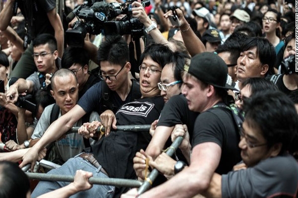 Civil servants allowed to return to work but activists remain on streets