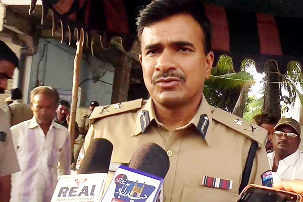 Cv anand suspend two police for neglecting snake gang