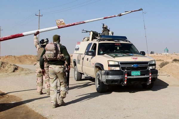 Obama prepared to send up to 300 military advisers to iraq