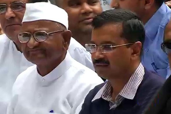 Kejriwal joins anna s protest on day 2 vows not to give up fight
