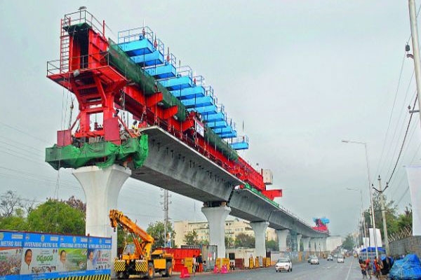 Cm kcr talks with metro rail officials