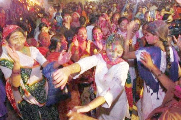 Colours of holi smear muslims hindus in pakistan