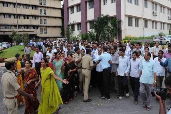 Telangana employees in andhra government