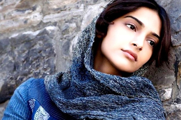 Sonam kapoor admitted hospital swine flu symptoms