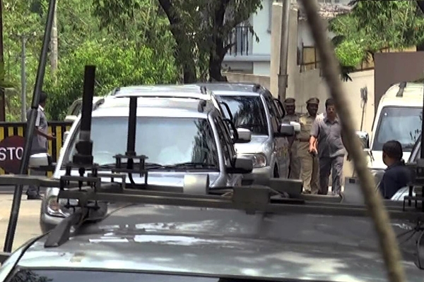 Chandrababu convoy vehicle accdent at alipiri