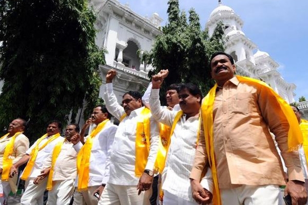Police stoped the telangana tdp leaders at t assembly media point