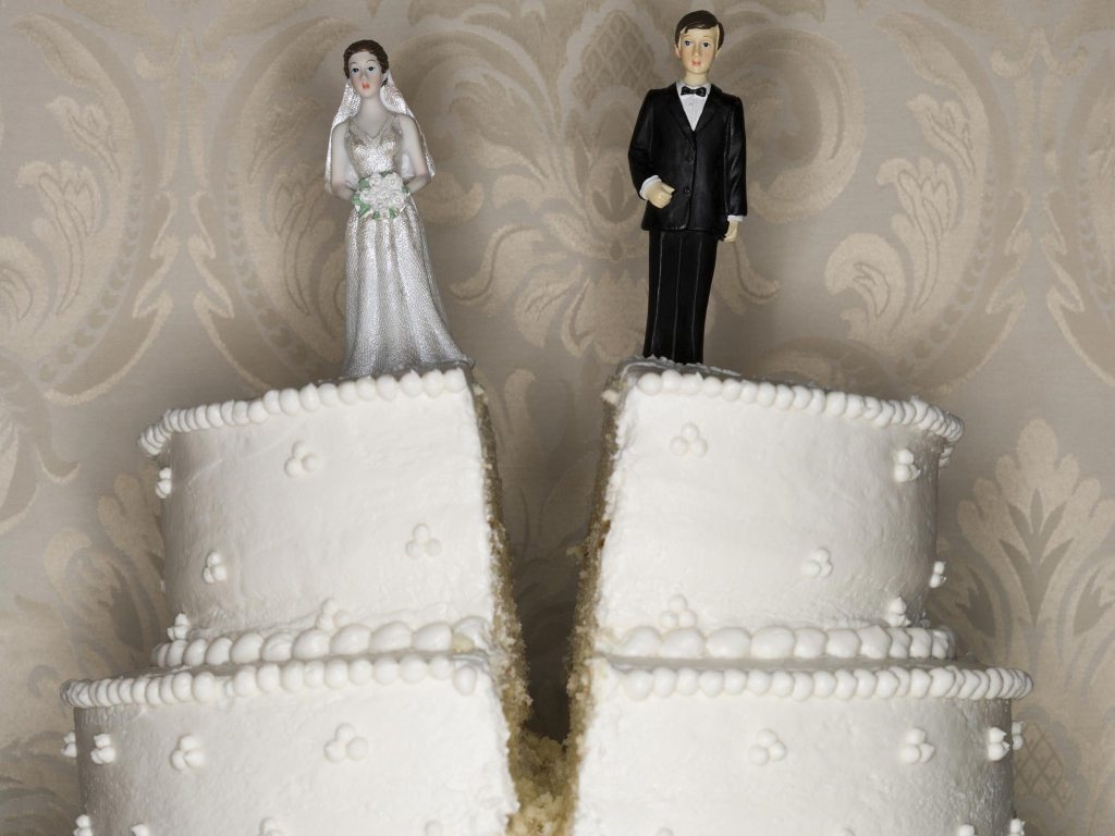 Two couples divorced with silly reasons