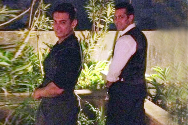 Aamir and salman caught peeing in the garden