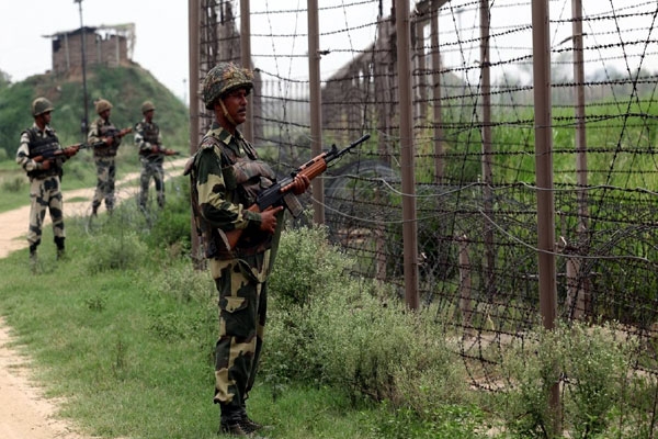 Pak army cease fire on indian posts in kashmir