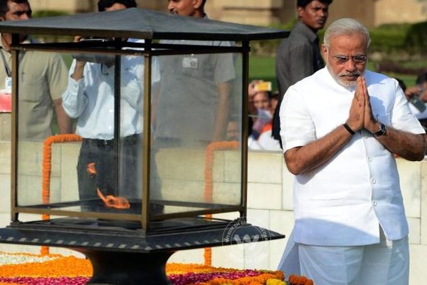 Narendra modi sonia gandhi visits rajghat pays tributes to gandhi