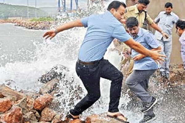 Horifying hudhud cyclone waves creates terror jc runs away