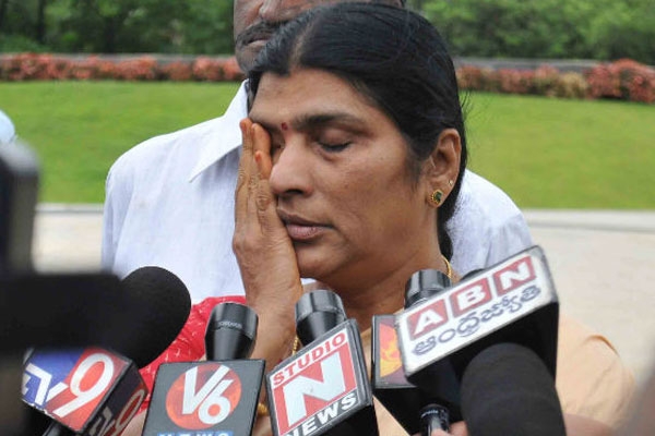 Lakshmi parvathi dharna in parliament bhavan