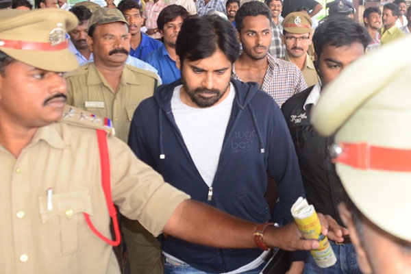 Janasena pawan kalyan reached vizag fans rally