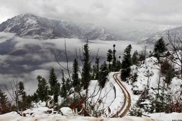 Kashmir valley receives snow fall