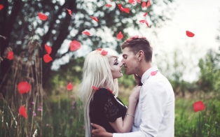 first-kiss-importance-romance : The Importance of first kiss of couple while they having romance